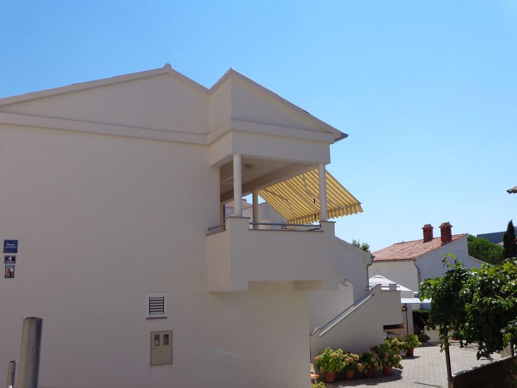 Apartments Kekica Новаля Екстериор снимка